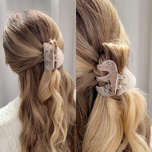 Pince à cheveux minimaliste en acrylique à motif marbré avec un design élégant évidé