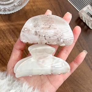 Pinces à cheveux minimalistes motif marbre en acétate violet et crème pour la coiffure quotidienne