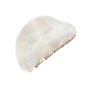 Pince à cheveux minimaliste en acrylique marbre crème avec design demi-cercle évidé