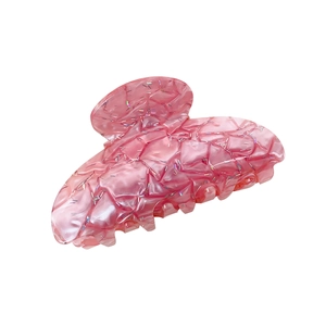 Pince à cheveux en acrylique rose pailleté avec découpe géométrique et texture marbrée chic