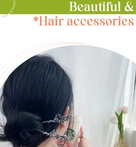 Épingle à cheveux en métal argenté avec pierre colorée sur un chignon bas élégant