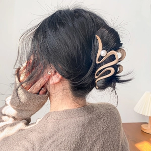 Grande pinza per capelli opaca a onde con perla per acconciature eleganti, tonalità albicocca