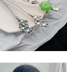 Détail de pics à cheveux argentés avec jade vert et opale en métal texturé fondu