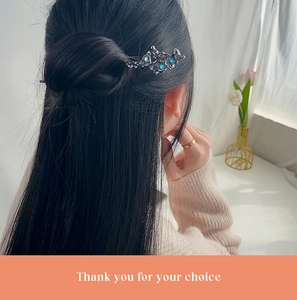Épingle à cheveux moderne en argent avec pierres bleu-vert sur de longs cheveux noirs
