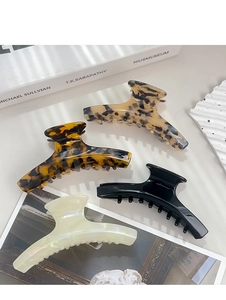 Lot de quatre grandes pinces à cheveux en acétate écaille, léopard, noir et blanc perle
