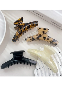 Détail de quatre grandes pinces à cheveux en acétate écaille de tortue et crème