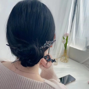 Épingle à cheveux fluide irrégulière argentée avec détails de pierres bleu-vert
