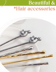 Détail d'un pic à cheveux en métal avec fleur ajourée et perles sur plateau blanc