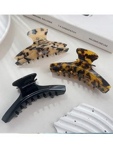 Ensemble de trois grandes pinces à cheveux en acétate noir, léopard et écaille de tortue