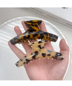 Détail de deux grandes pinces à cheveux en acétate avec motifs léopard et écaille de tortue