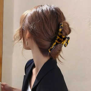 Pince à cheveux crabe en acétate écaille de tortue pour chignon élégant sur cheveux longs