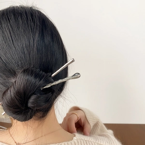 Pics à cheveux minimalistes en métal liquide argenté pour coiffures élégantes et accessoires