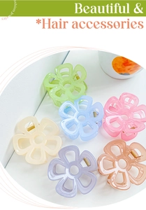 Gros plan de pinces à cheveux fleurs mates aux couleurs macaron avec ressort doré