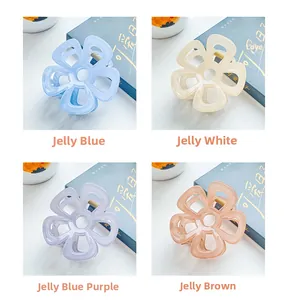 Gros plan de pinces à cheveux fleur évidées en bleu, blanc, violet et marron gelée