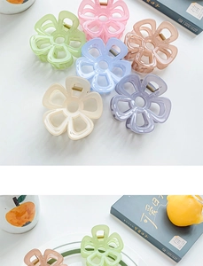 Vue détaillée de pinces à cheveux en forme de fleur creuse aux couleurs pastel gelée