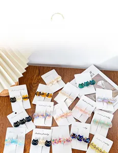 Detailed display of colorful cat-shaped hair clips in tortoiseshell and glossy patterns