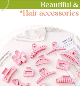Détail d'un ensemble de pinces à cheveux roses de formes variées sur un tissu en soie