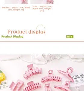 Diverses pinces à cheveux roses aux motifs torsadés sur fond de tissu blanc doux