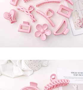 Gros plan sur diverses pinces à cheveux roses aux motifs de cœur et de fleurs en résine
