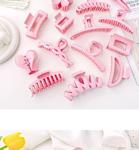 Détails de l'ensemble de pinces à cheveux en résine rose aux motifs de cœur et vagues
