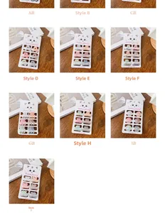 Gros plan de mini pinces à cheveux aux couleurs bonbon en divers styles sur cartes
