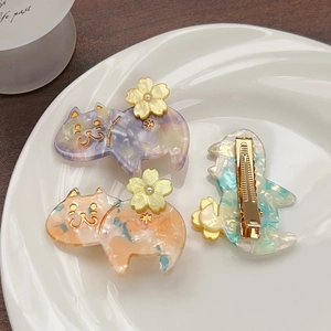 Fermagli per capelli a forma di gatto in acetato con texture marmorea e fiori di perle