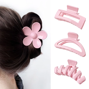 Lot de quatre pinces à cheveux roses de styles variés avec une finition brillante