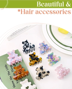 Vue à plat de petites pinces à cheveux ours en acétate aux motifs marbrés variés