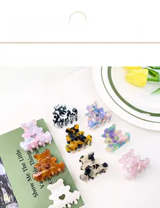 Détails des petites pinces à cheveux ours en acétate aux motifs marbrés et écaille