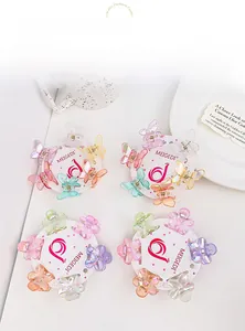 Détail des mini pinces à cheveux holographiques en forme de papillon et fleur