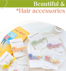 Detailweergave van meerdere pastelkleurige kattenhaarclips van acetaat met marmerpatroon