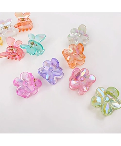 Vue détaillée de pinces à cheveux en forme de fleurs et papillons aux reflets nacrés