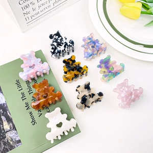 Lot de 9 pinces à cheveux en acétate en forme d'ours avec motif cœur ajouré sur blanc