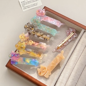 Kattenvormige haarklemmen van acetaat in diverse kleuren met een luxe parelglans