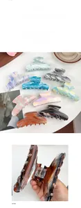 Détails macro de grandes pinces à cheveux à motif marbré avec ressort métallique solide