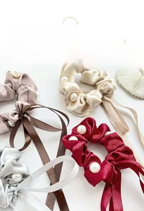 Chouchous en satin brillant avec perles blanches et longs rubans en plusieurs couleurs