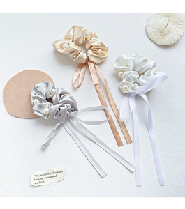 Lot de trois chouchous en satin avec perles et longs rubans en champagne, argent et blanc