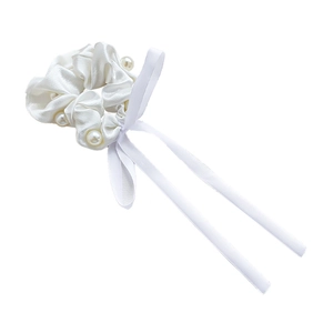 Chouchou élégant en satin blanc avec perles factices et long ruban pour femmes