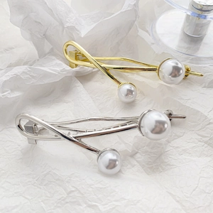 Baroque pearl hair clip with twisted metal design in gold and silver plating