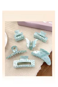 Détail d'un lot de six pinces à cheveux en acétate bleu clair avec strass floraux fins