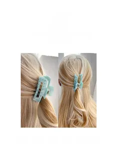Détail de la pince à cheveux en acétate bleu clair avec strass fleuris sur cheveux blonds