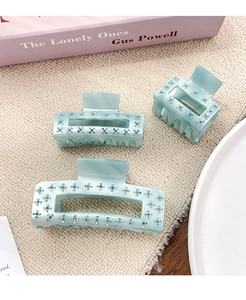 Lot de trois pinces à cheveux en acétate bleu clair ornées de strass floraux étincelants