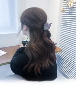 Détail de la pince à cheveux papillon lavande avec motifs de fleurs sur le modèle