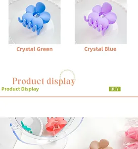 Détail de la pince à cheveux fleur mate aux tons macaron et ressort métallique