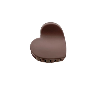 Pince à cheveux mate en forme de cœur marron avec finition givrée pour un style minimaliste