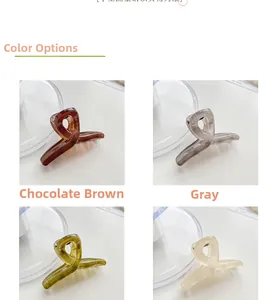 Detalle de pinzas para el cabello translúcidas en colores chocolate, gris, oliva y crema
