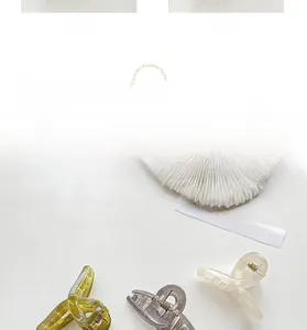 Detalle de mini pinzas para el cabello en verde matcha, blanco crema y gris mate