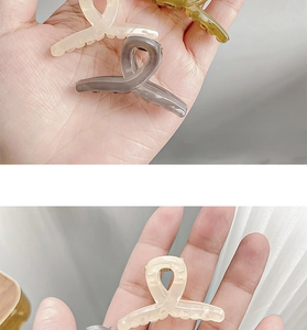 Detalle de mini pinzas para el cabello de resina en colores morandi y diseño torcido