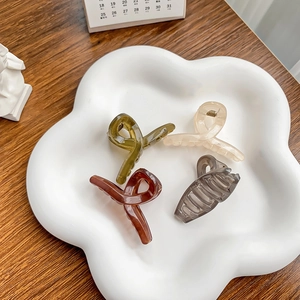 Mini pinzas de acrílico para el cabello en varios colores sobre bandeja decorativa fina