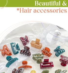 Sélection de barrettes à cheveux colorées en résine aux formes variées sur fond blanc